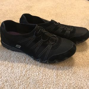 Black Sketchers pull on shoe with purple memory